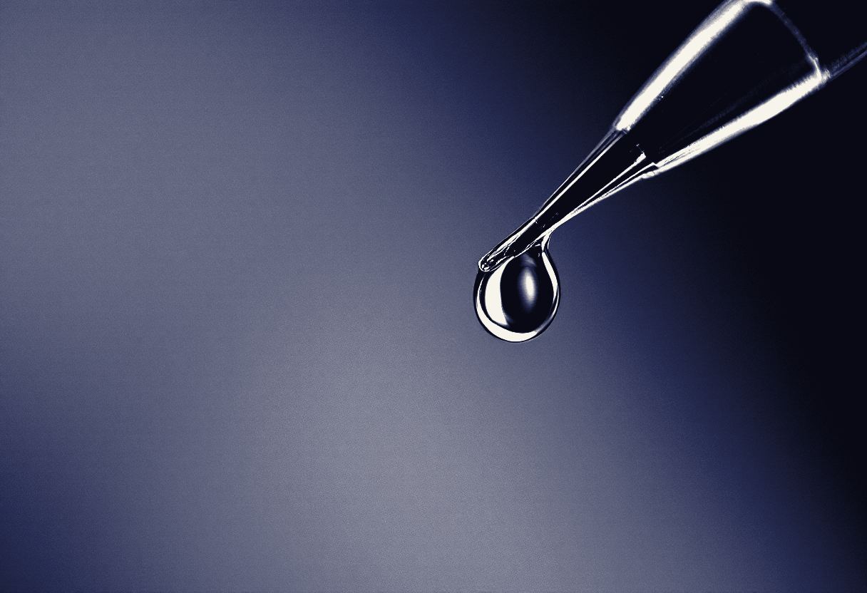 A needle tip and a single droplet